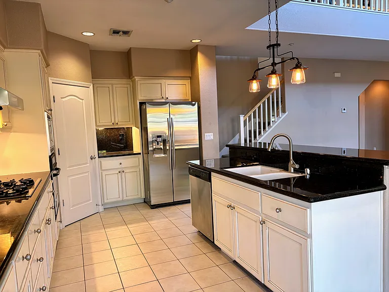 378 Roundhill Dr — Photo 9