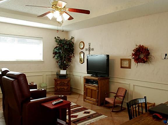 4th image of 609 Medina Dr