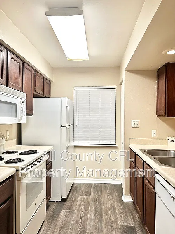 2 bed, 1.0 bath, 914 sqft, $1,325 — Photo 3