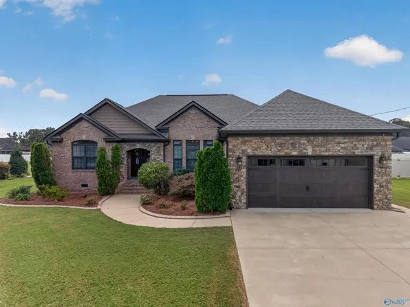 240 Creekside Cir, Gadsden, AL 35901