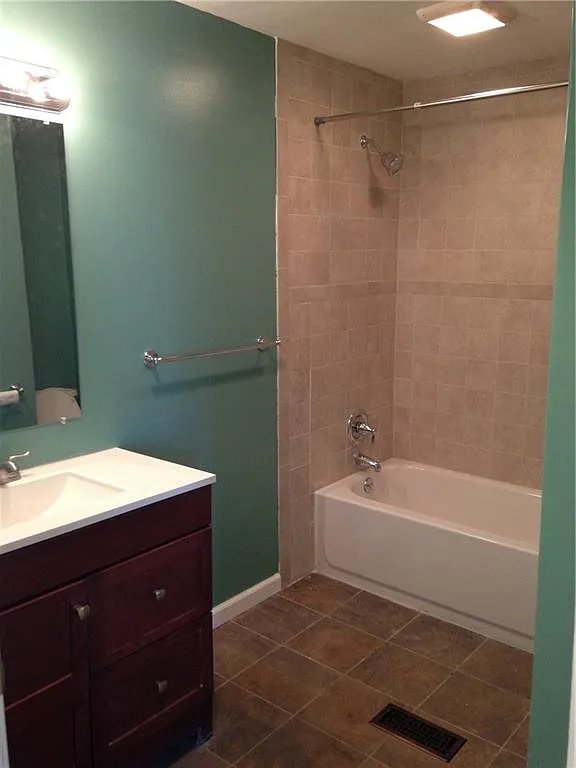 3 bed, 1.0 bath, 1729 sqft, $2,200 — Photo 3