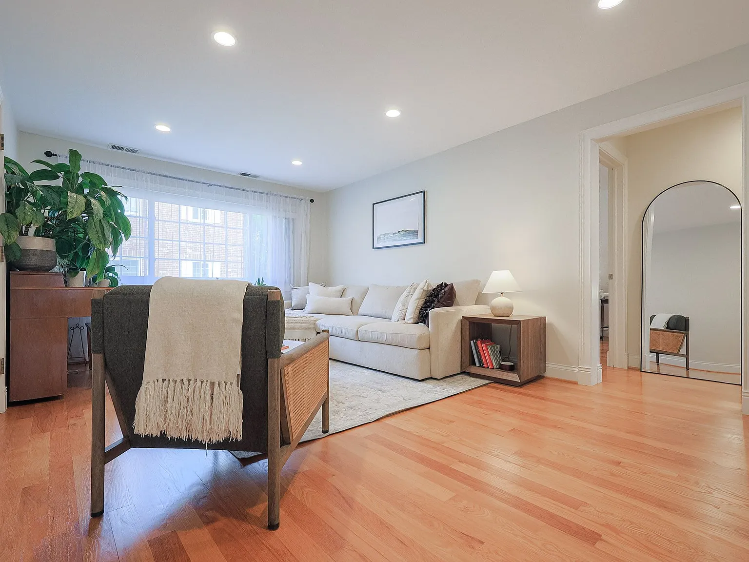 2 bed, 1000 sqft, $2,400 — Photo 4