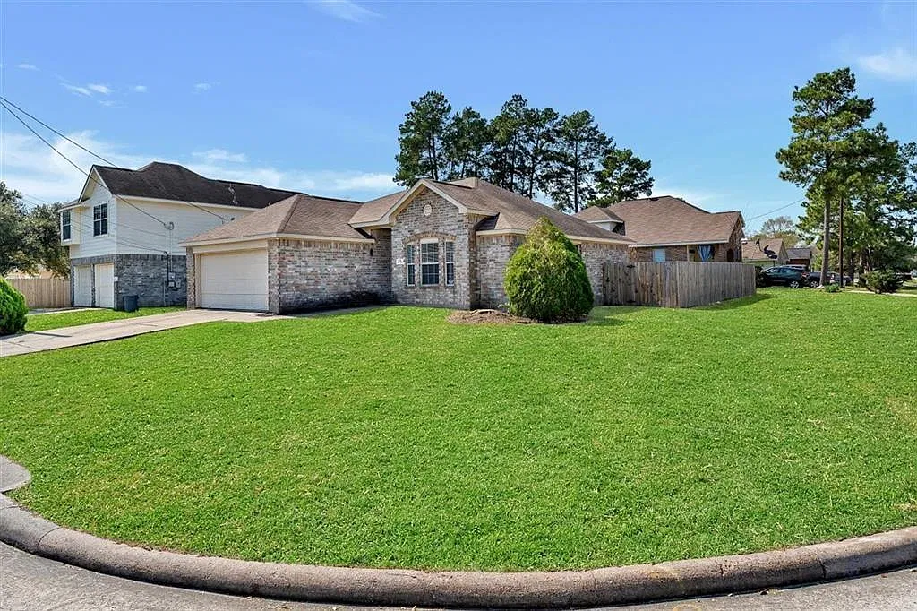 3 bed, 2.0 bath, 1236 sqft, $1,875 — Photo 3