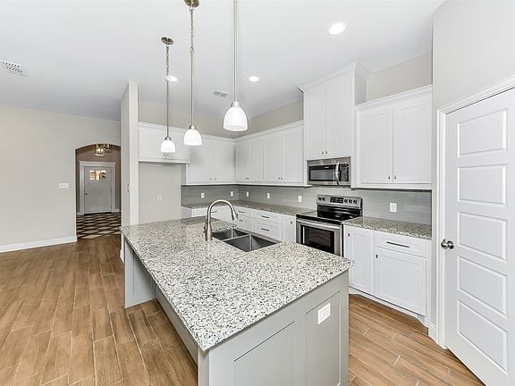 4th image of 933 E 5th St