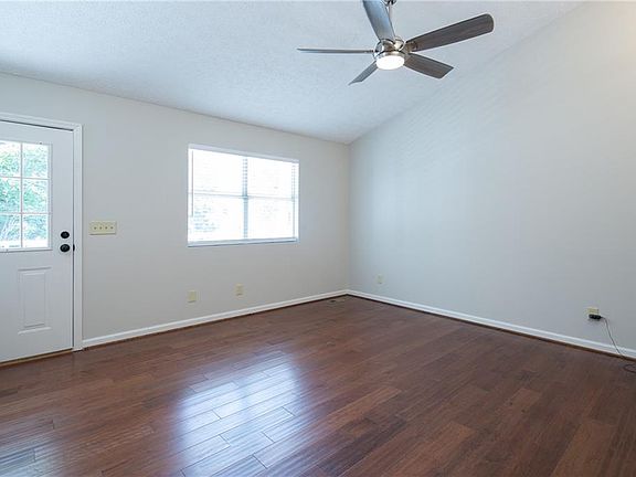 3rd image of 372 River Trace Dr