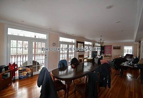 4th image of 159 Longwood Ave #1D