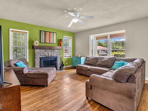 4th image of 323 Cossell Dr