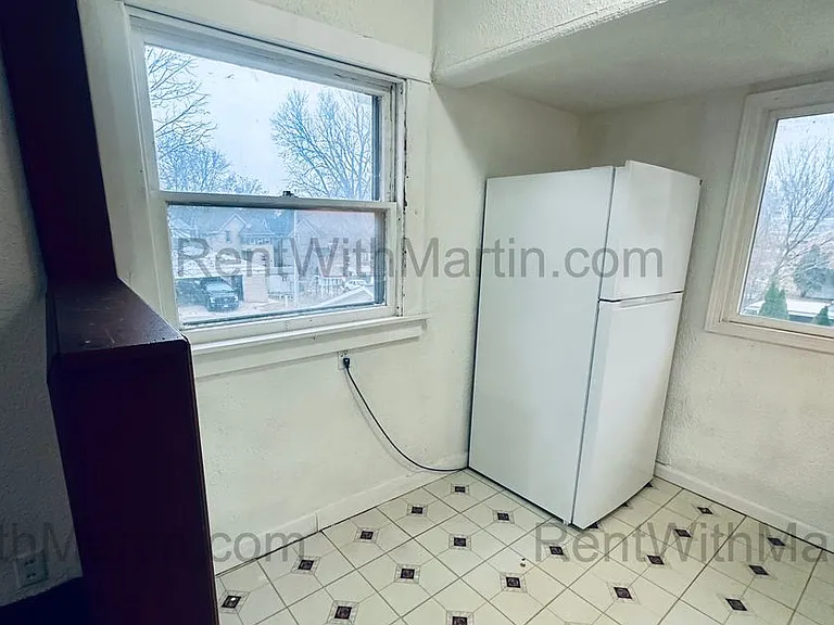 820 W 2nd St — Photo 8