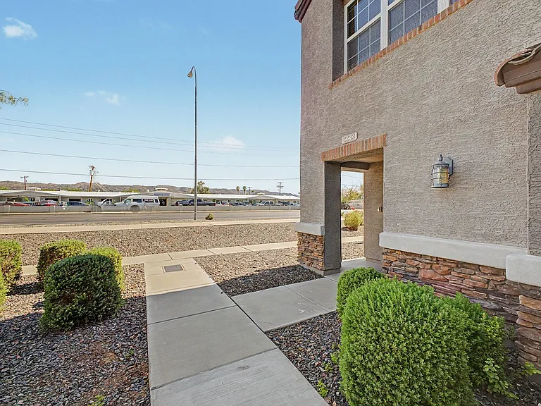 2233 E Huntington Dr — Photo 39
