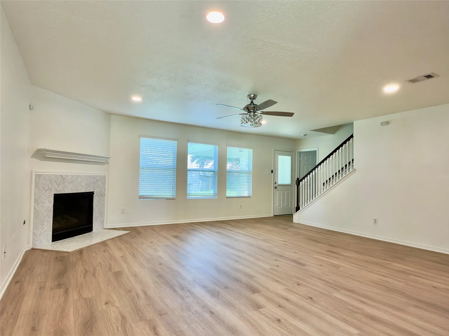 4 bed, 3.0 bath, 2321 sqft, $2,800 — Photo 3