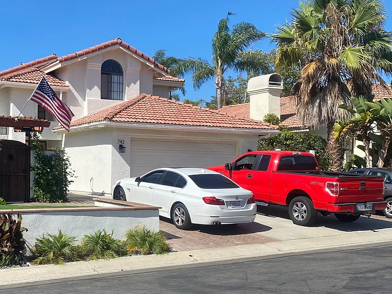 742 Poinsettia Park S — Photo 1