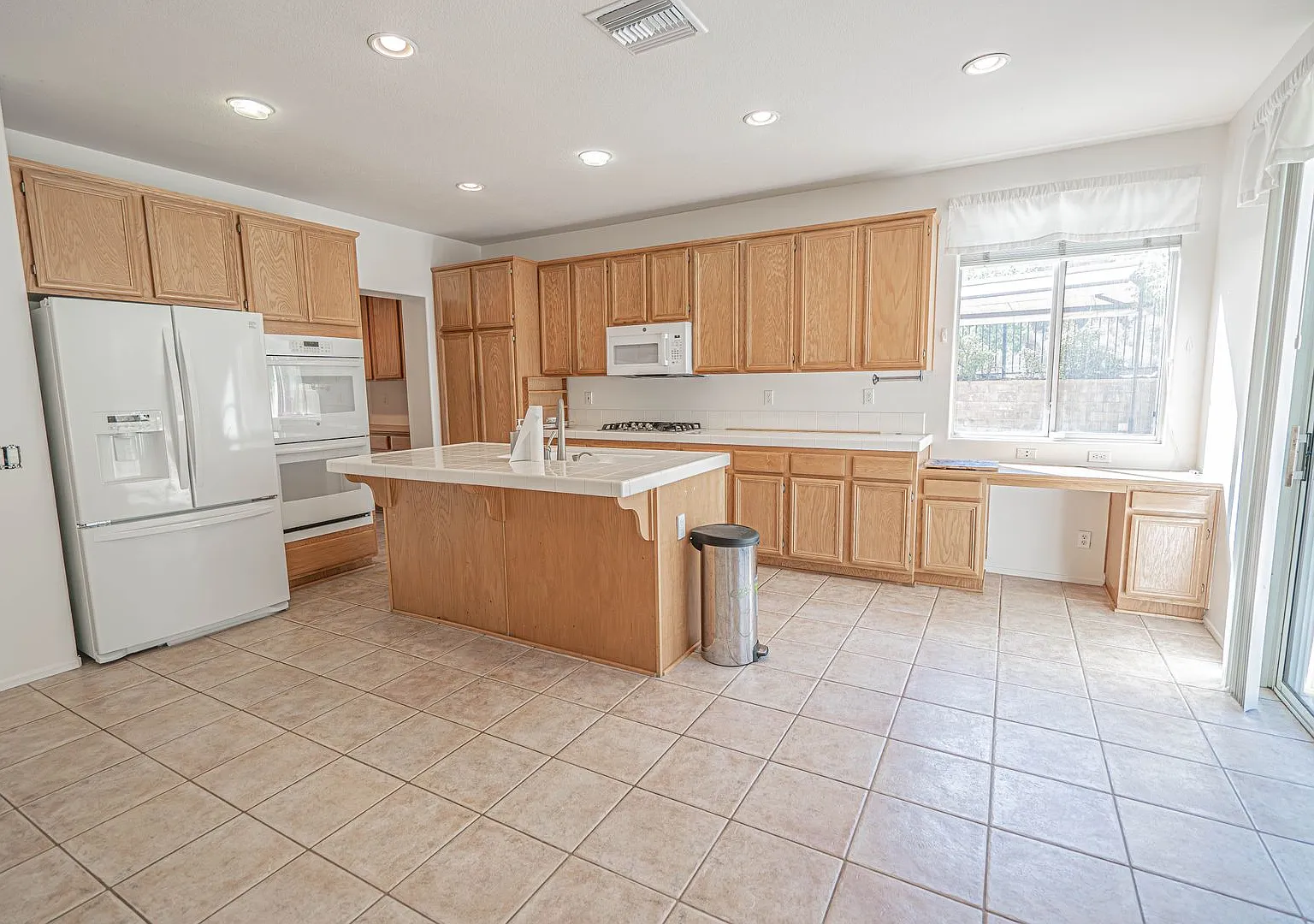 Coming Soon! 5 Bedroom Home For Rent In Santa Clarita!! — Photo 4