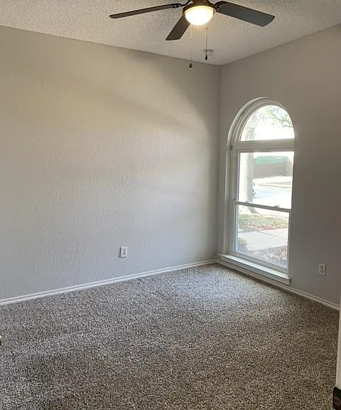 990 Camden Dr — Photo 14