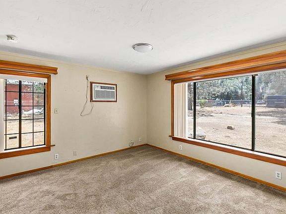 4th image of 28930 Oak Ln