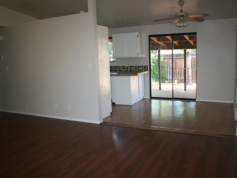 863 E Carter St — Photo 7