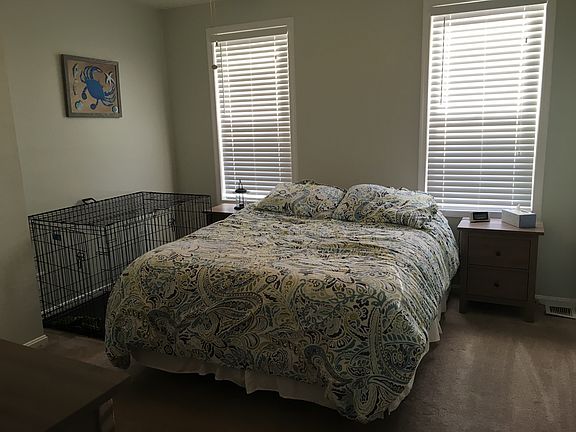 Large bedroom! Closet and 2 windows!