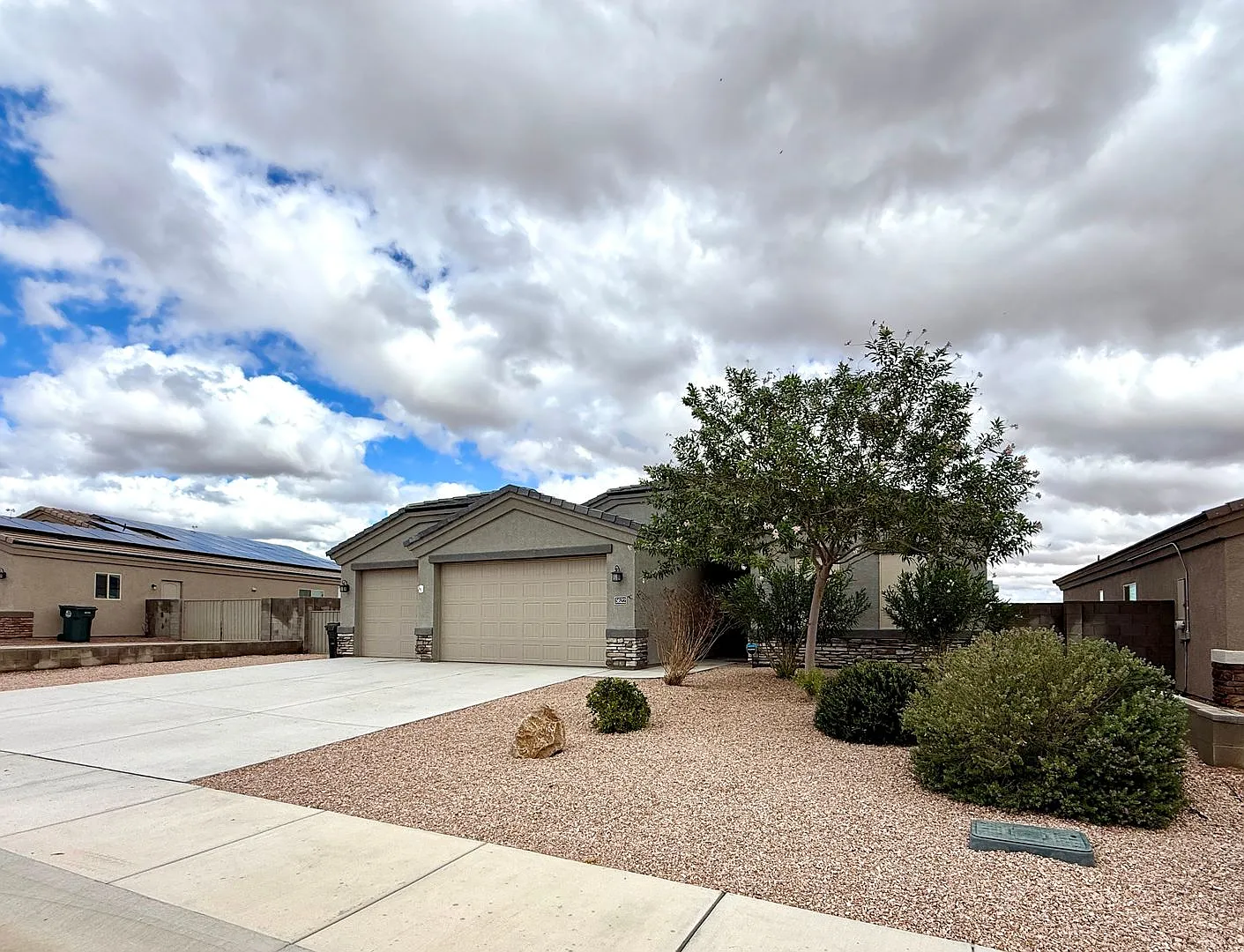 Beautiful 2023-Built 4-Bedroom Home with Solar, Mountain Views & 3-Car Garage — Photo 4