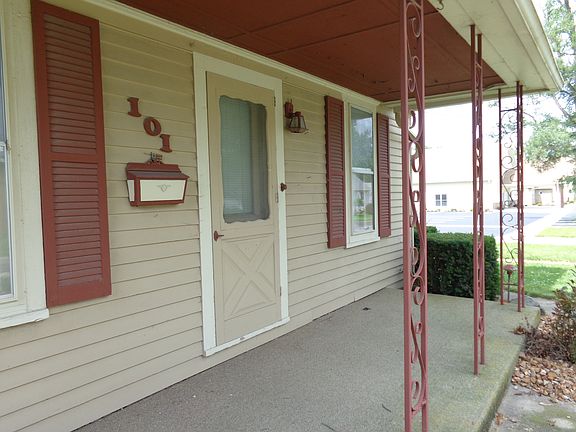 2nd image of 101 S Oak Acre Dr