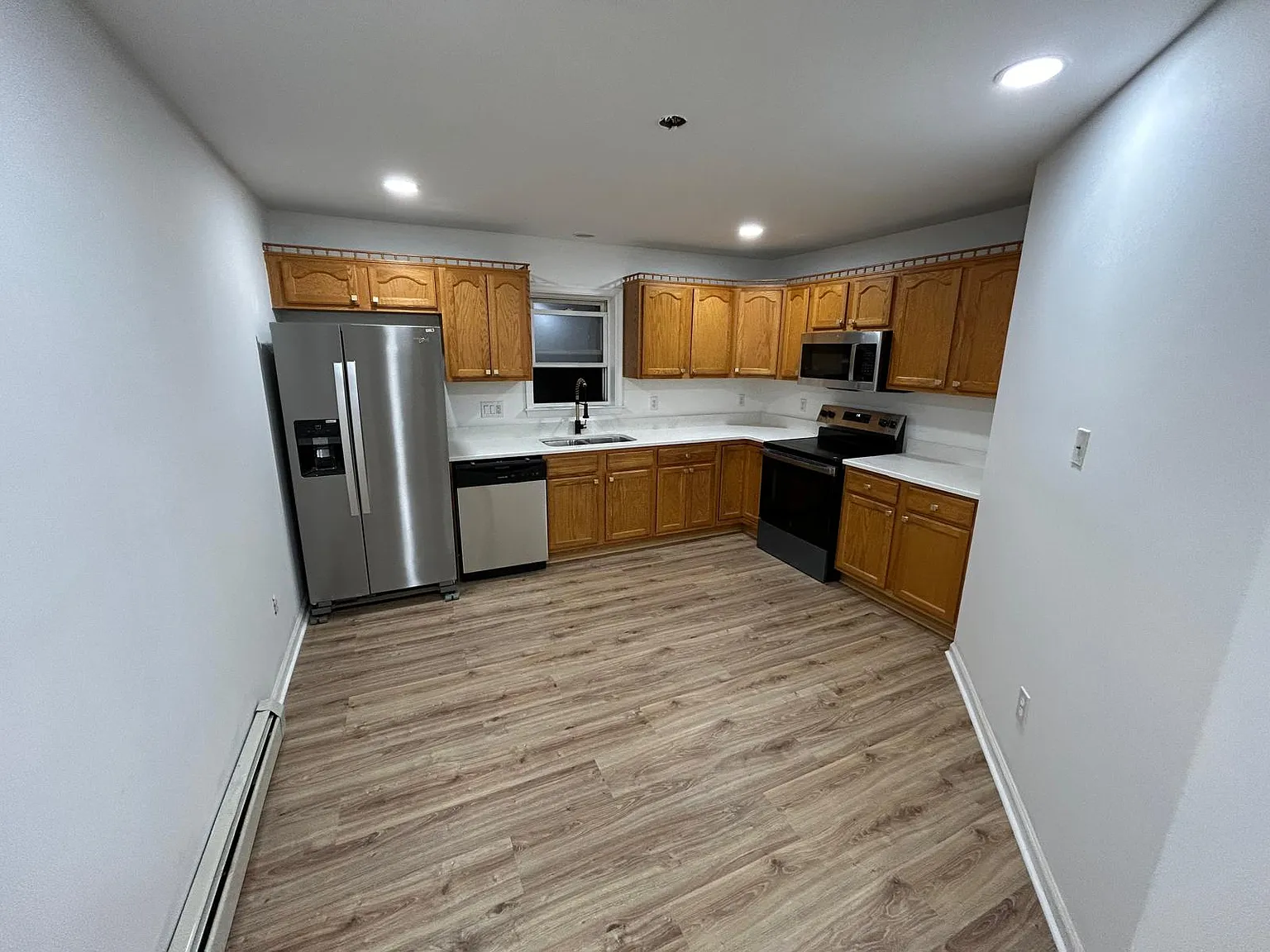 4 bed, 1700 sqft, $4,100 — Photo 2