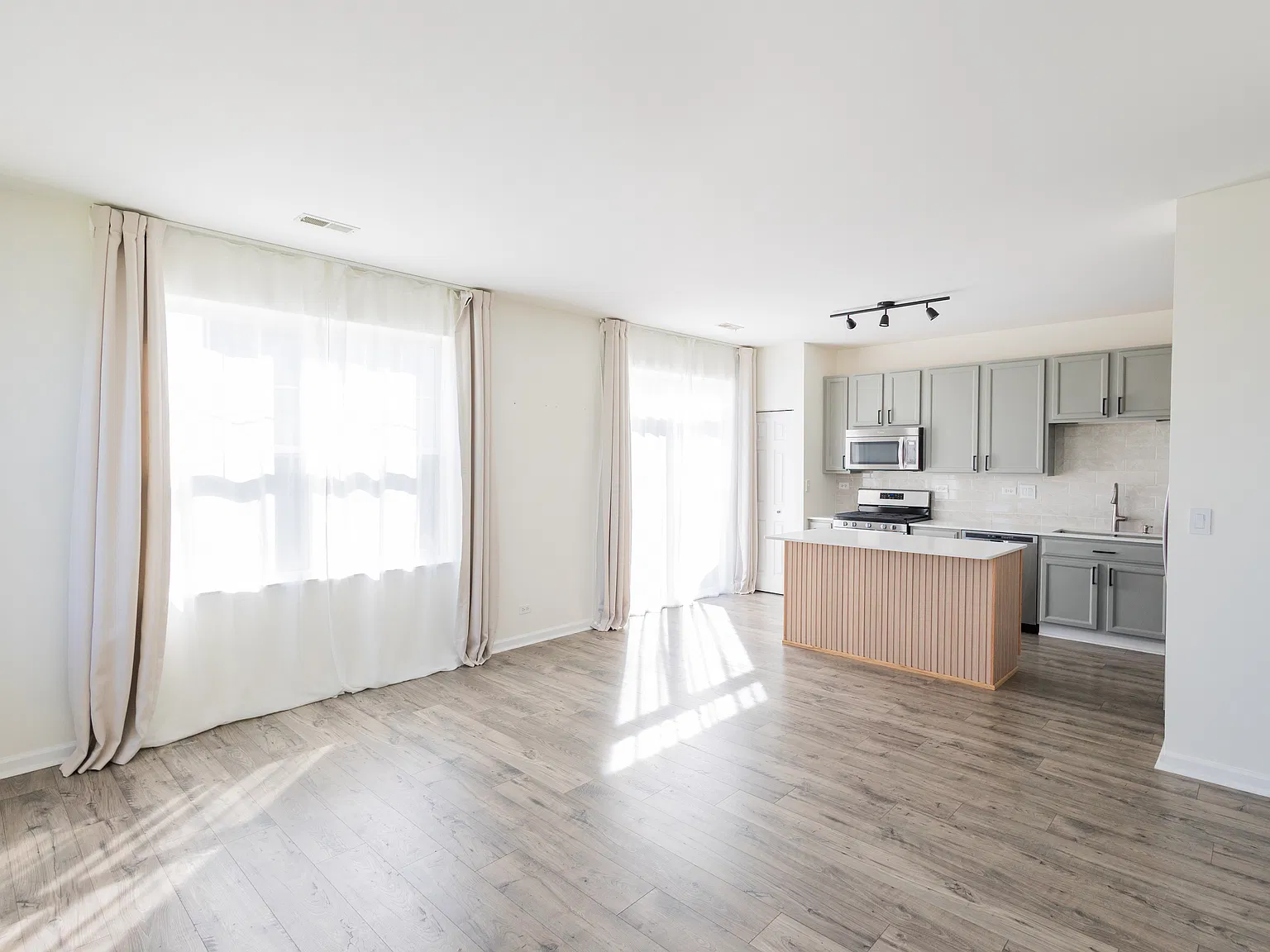 3 bed, 2.5 bath, 2200 sqft, $2,600 — Photo 2