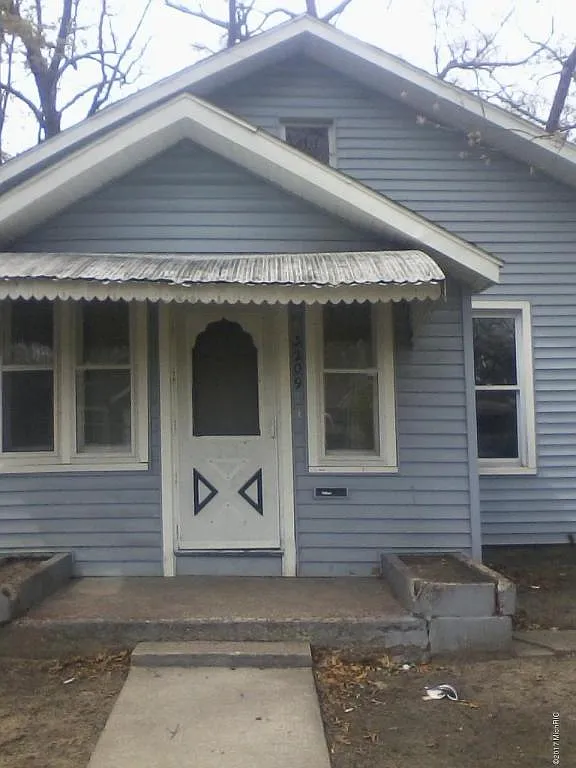3209 6th St photo 1
