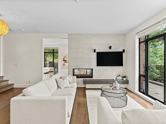3rd image of 2688 Vine St #111