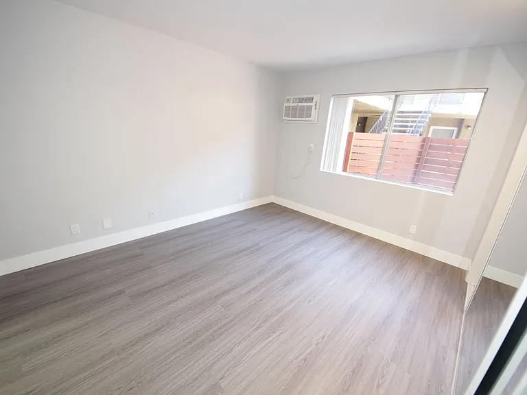 Pier Apartments — Photo 7