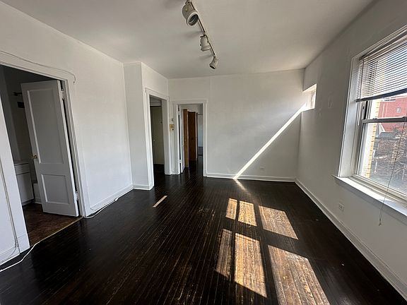 2nd image of 4000 N Kenmore Ave APT 1S