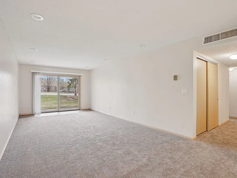 Larpenteur Estates Apartments — Photo 60