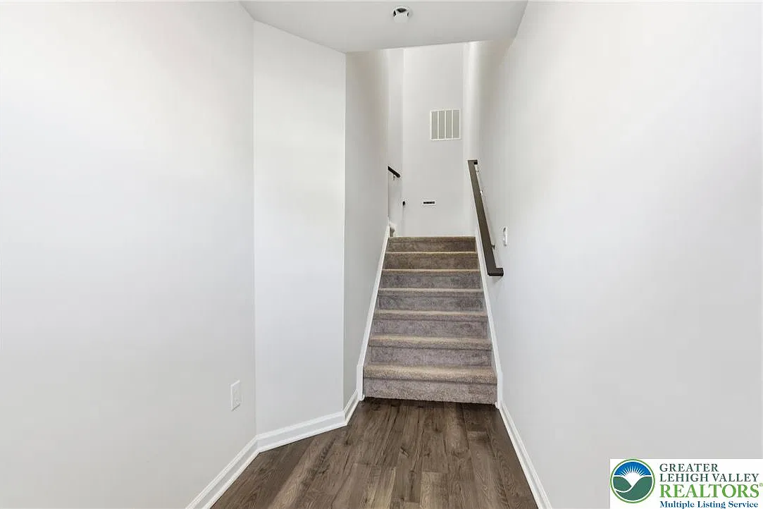 3 bed, 2.5 bath, 2208 sqft, $3,100 — Photo 3