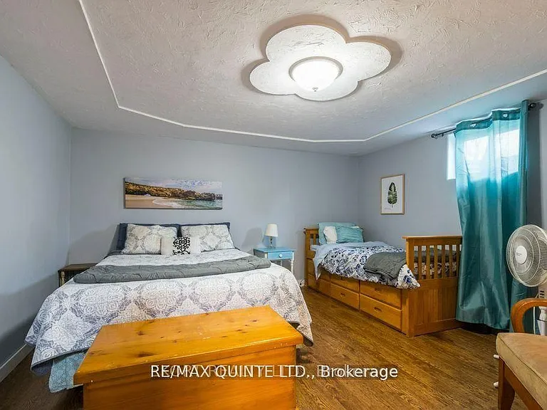 239 Dundas St W #UPPER — Photo 15