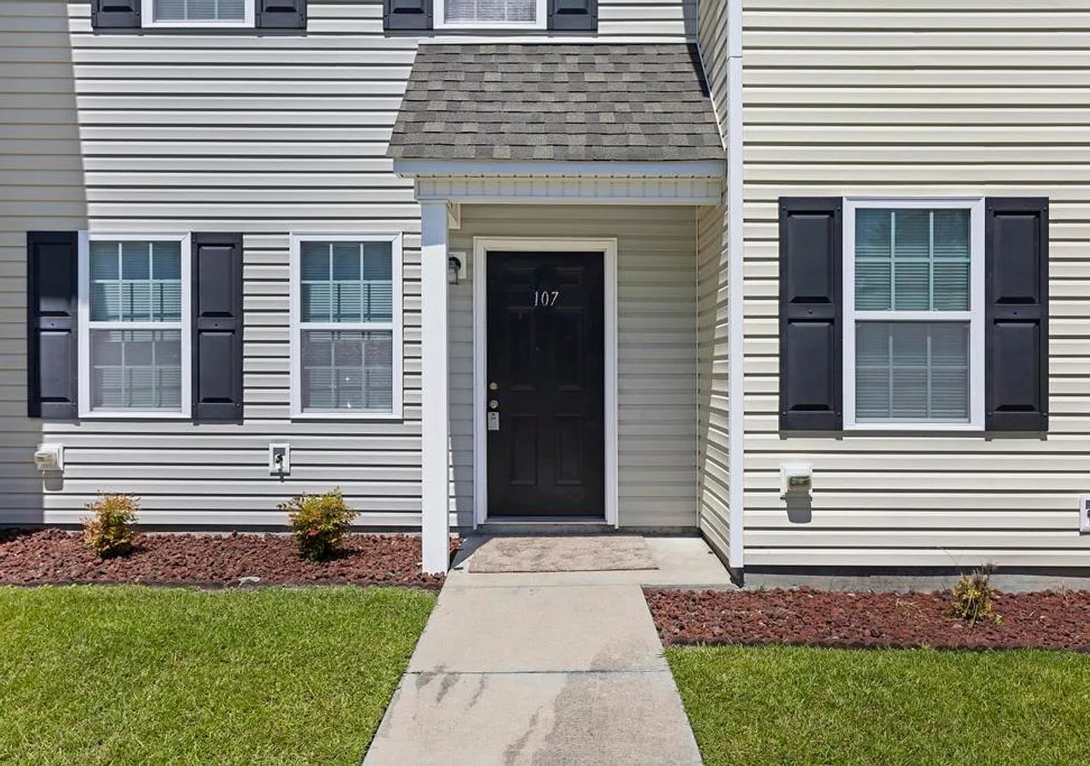 Minutes to OAJ Airport! Beautiful Townhomes! — Photo 3