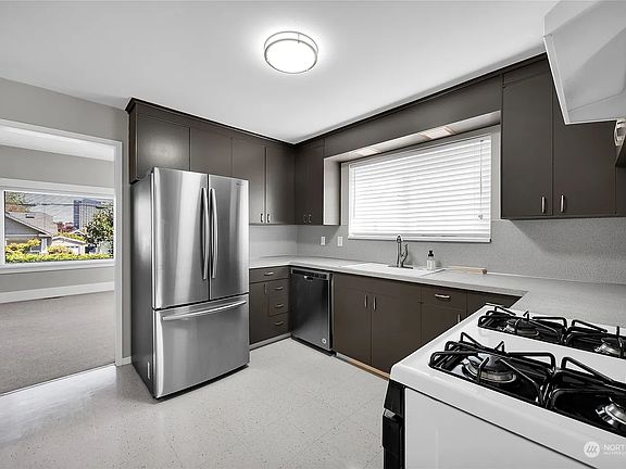 3rd image of 4327 4th Ave NE #A