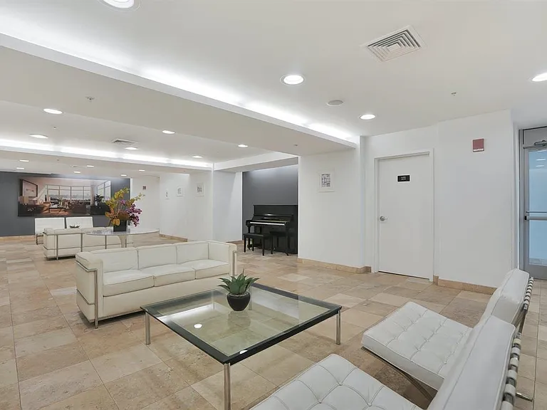 100 Thompson Ln #4D — Photo 26