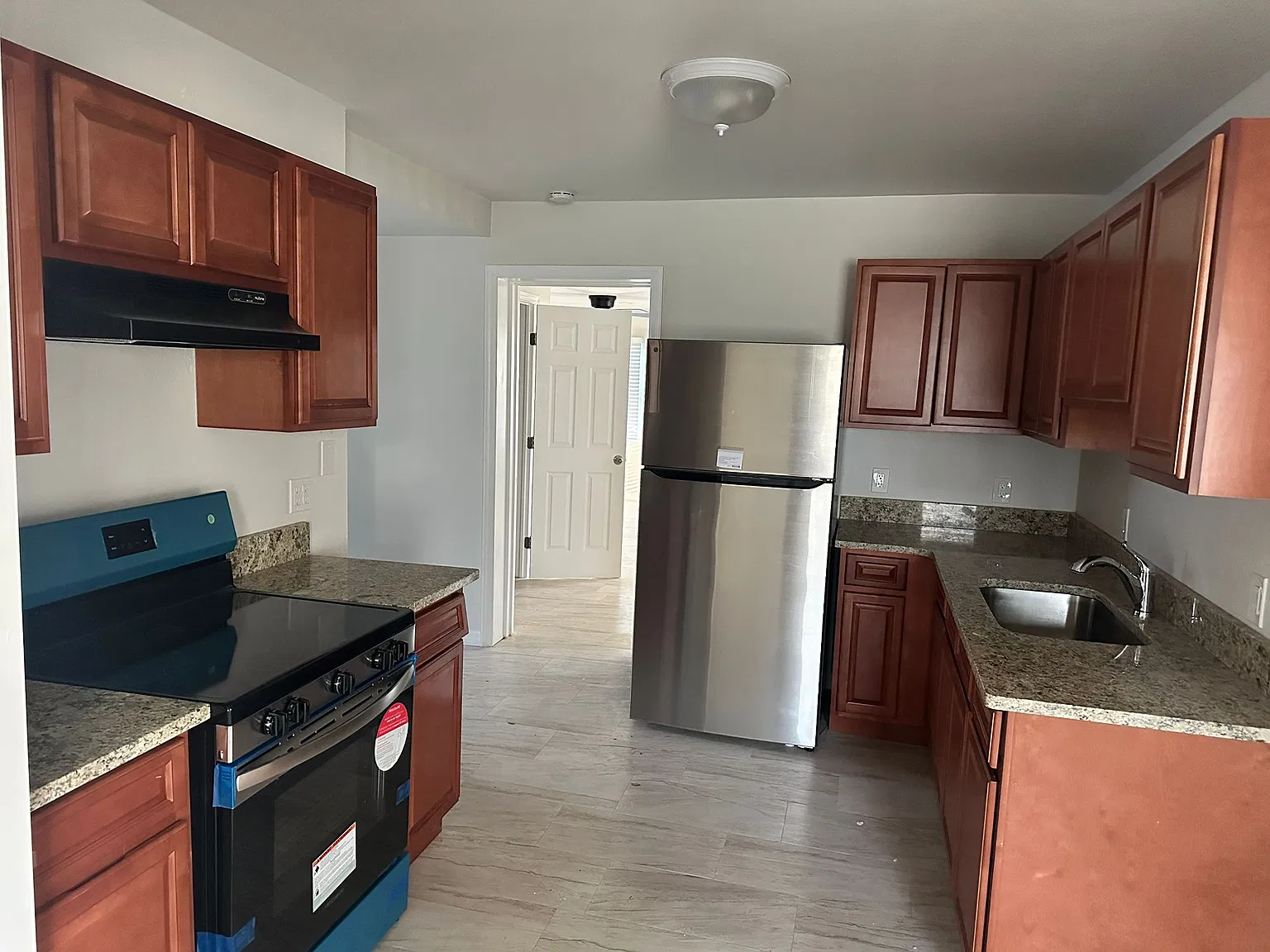 3 bed, 1200 sqft, $1,900 — Photo 2