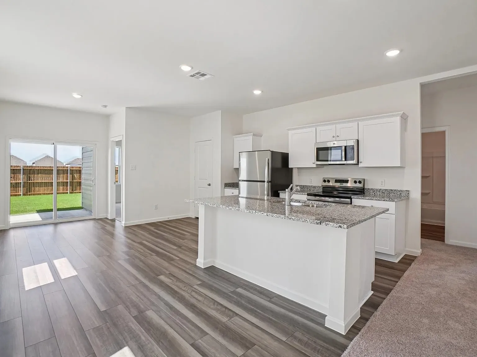 3 bed, 1412 sqft, $2,200 — Photo 3