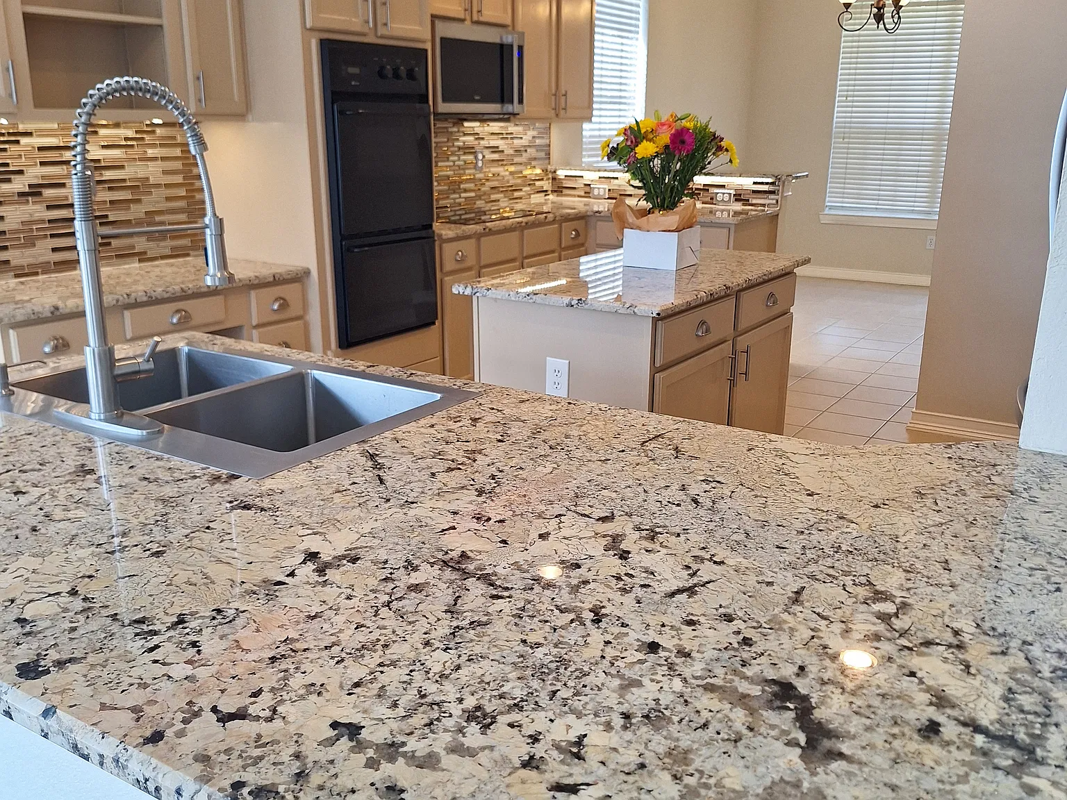 4 bed, 3000 sqft, $3,195 — Photo 2