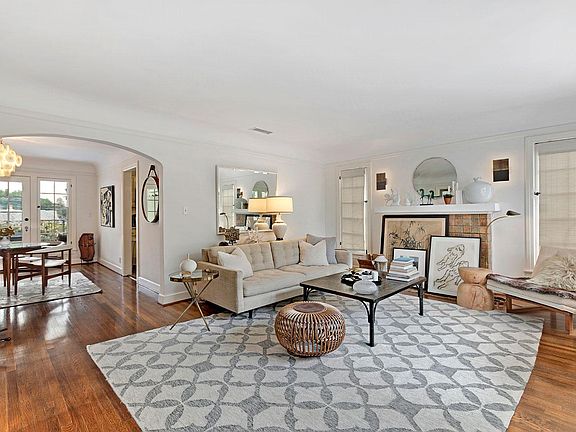5th image of 612 N Beachwood Dr
