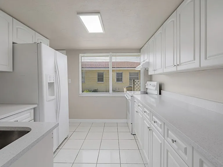 2927 SE 15th Pl #4 — Photo 9