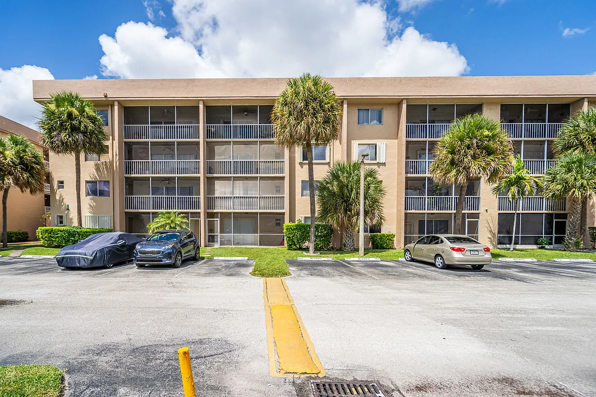 Building Photo - 17000 NW 67th Ave #325