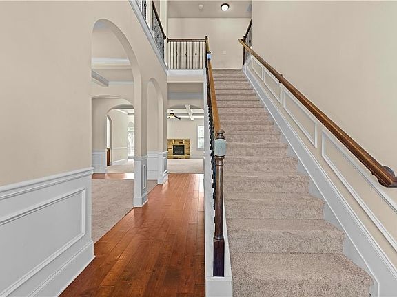 4th image of 170 Fairmont Trce