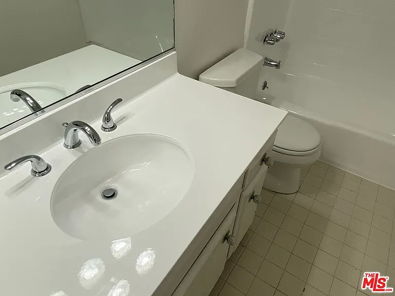1224 S Barrington Ave #101 — Photo 10
