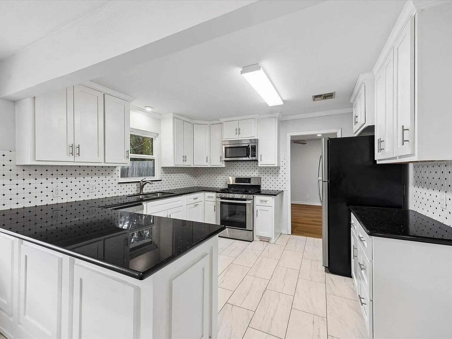 3 bed, 2.5 bath, 2222 sqft, $2,895 — Photo 3