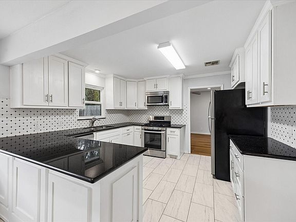 3rd image of 4702 Holly St