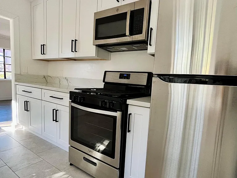 830 Laguna Ave — Photo 2