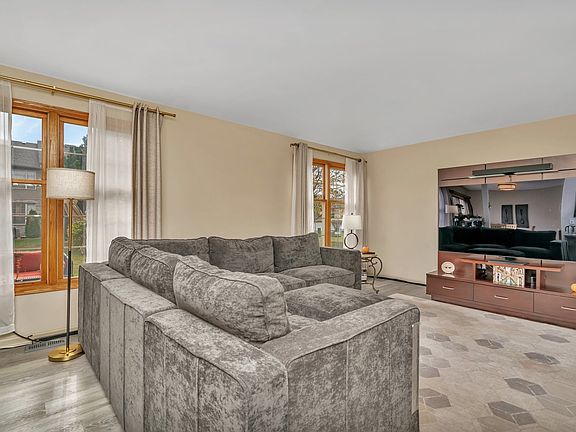 4th image of 9059 Newcastle Ct