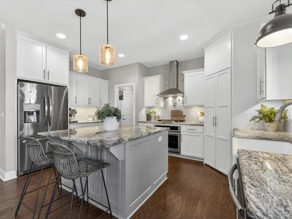 914 Rannoch Ln, Raymore, MO 64083