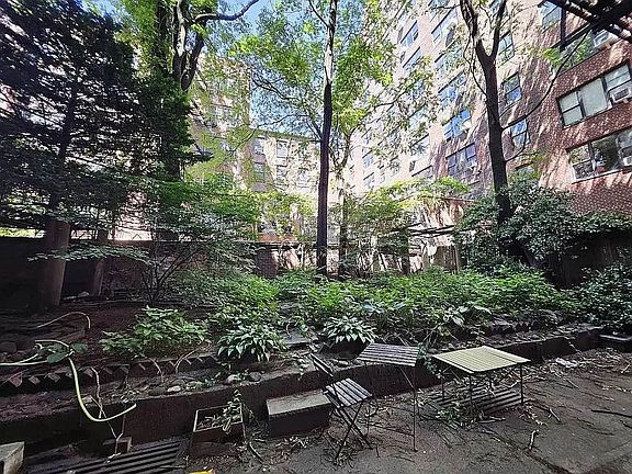 4th image of 205 W 13th St APT 1h