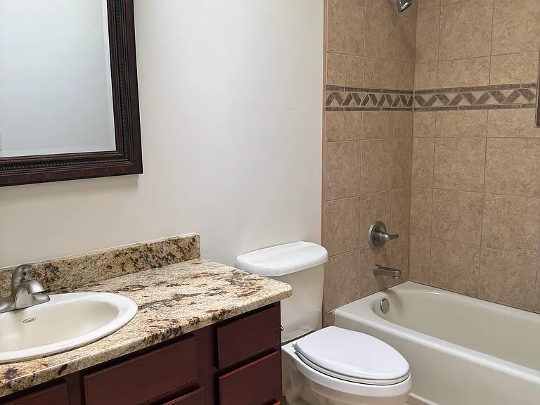 Bedroom #3 en suite bathroom