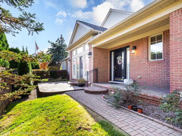 207 Harrington Dr, Troy, MI 48098